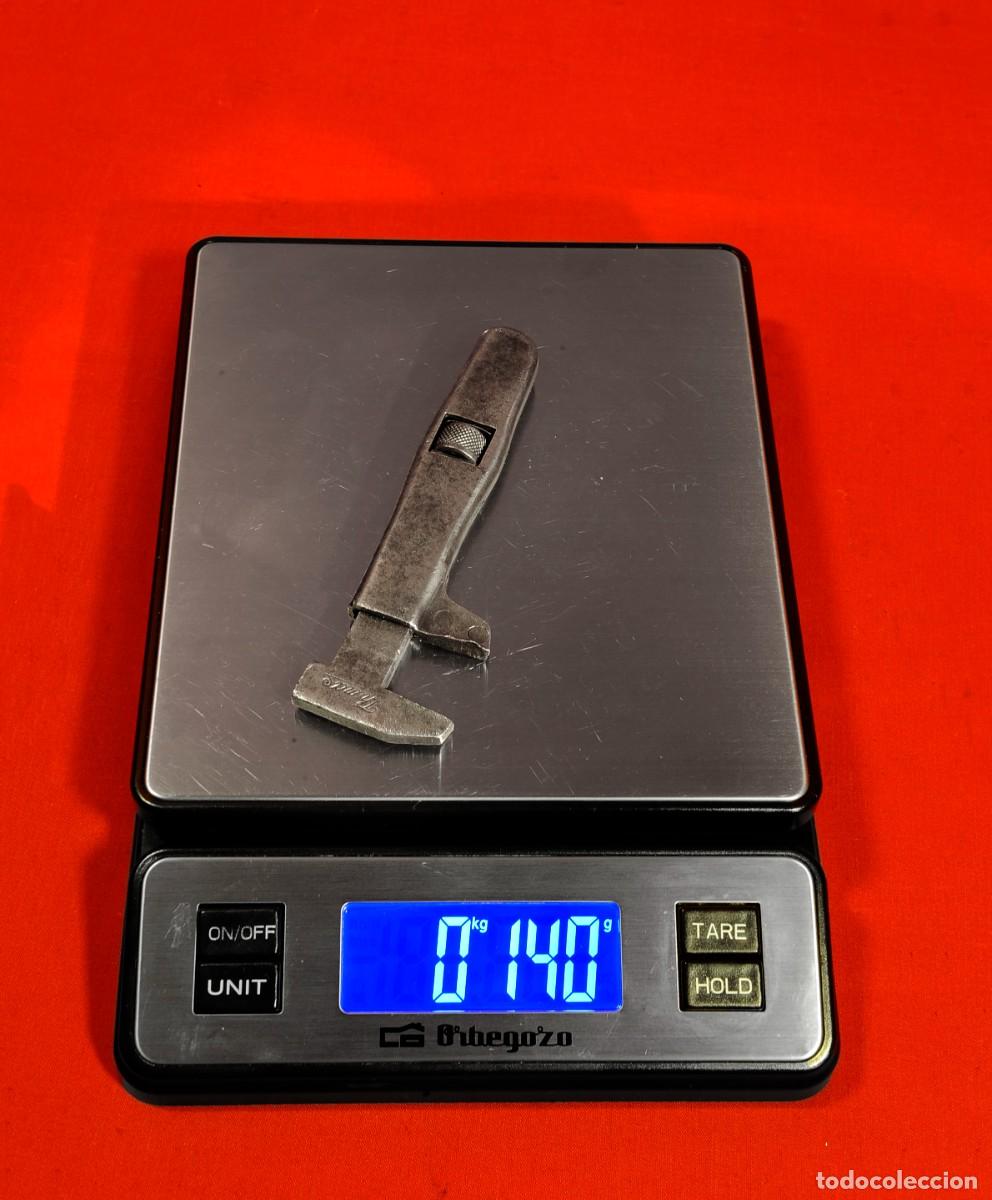 Antig&uuml;edades: Antigua llave inglesa de marca Thura de 13 cm y 140 g. francesa