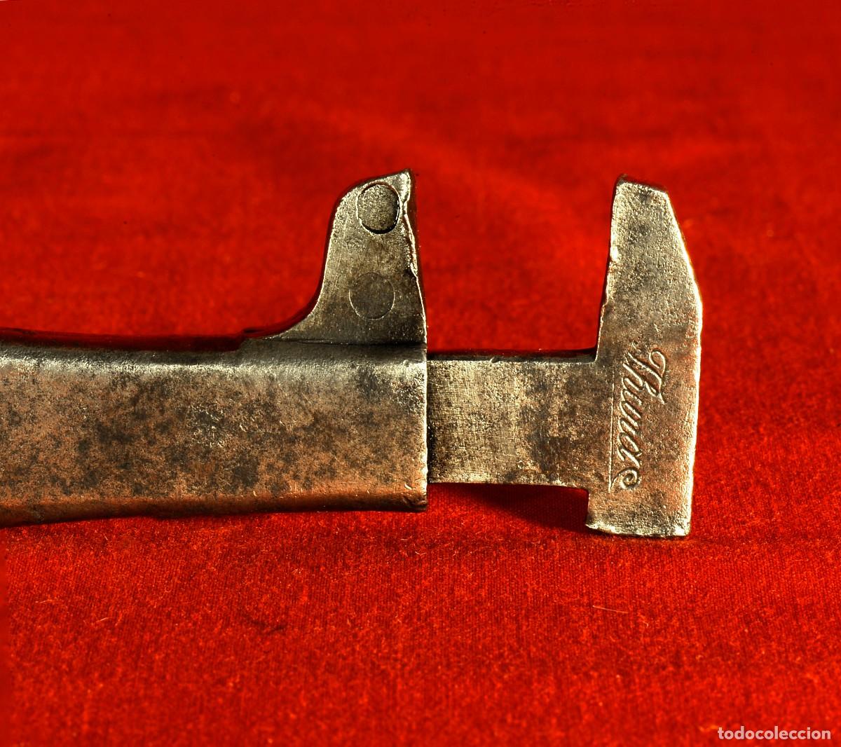 Antig&uuml;edades: Antigua llave inglesa de marca Thura de 13 cm y 140 g. francesa