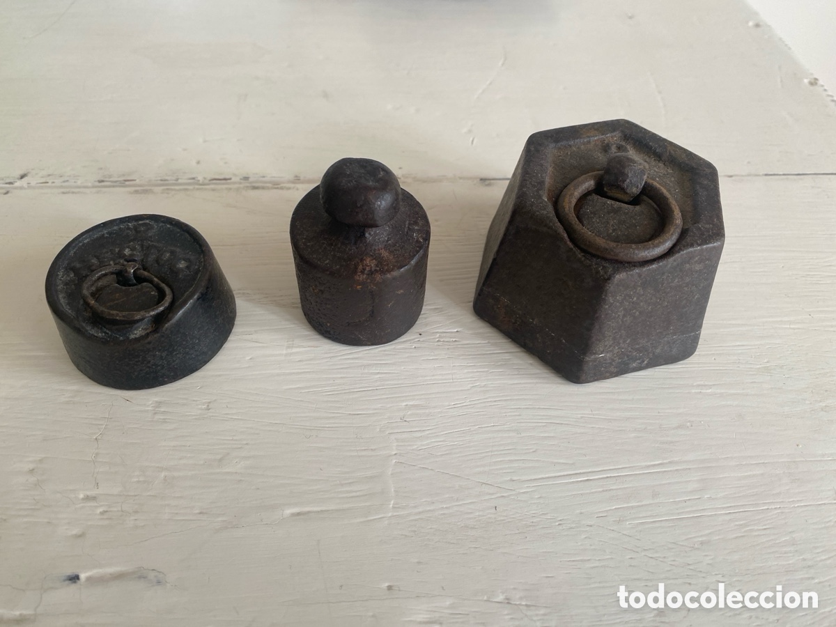 Antig&uuml;edades: Lote de tres pesas diferentes