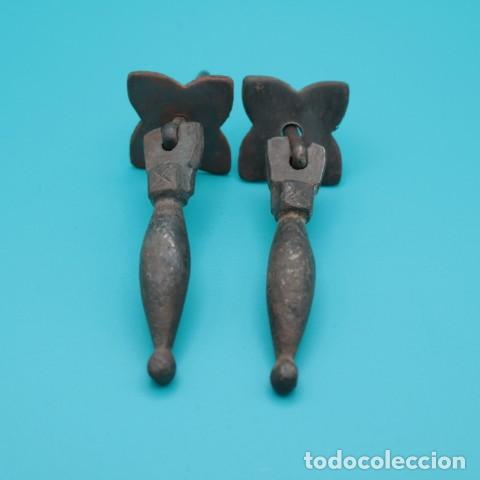 Antig&uuml;edades: Pareja de tiradores vintage de hierro forjado r&uacute;stico &ndash; herraje antiguo con patina envejecida