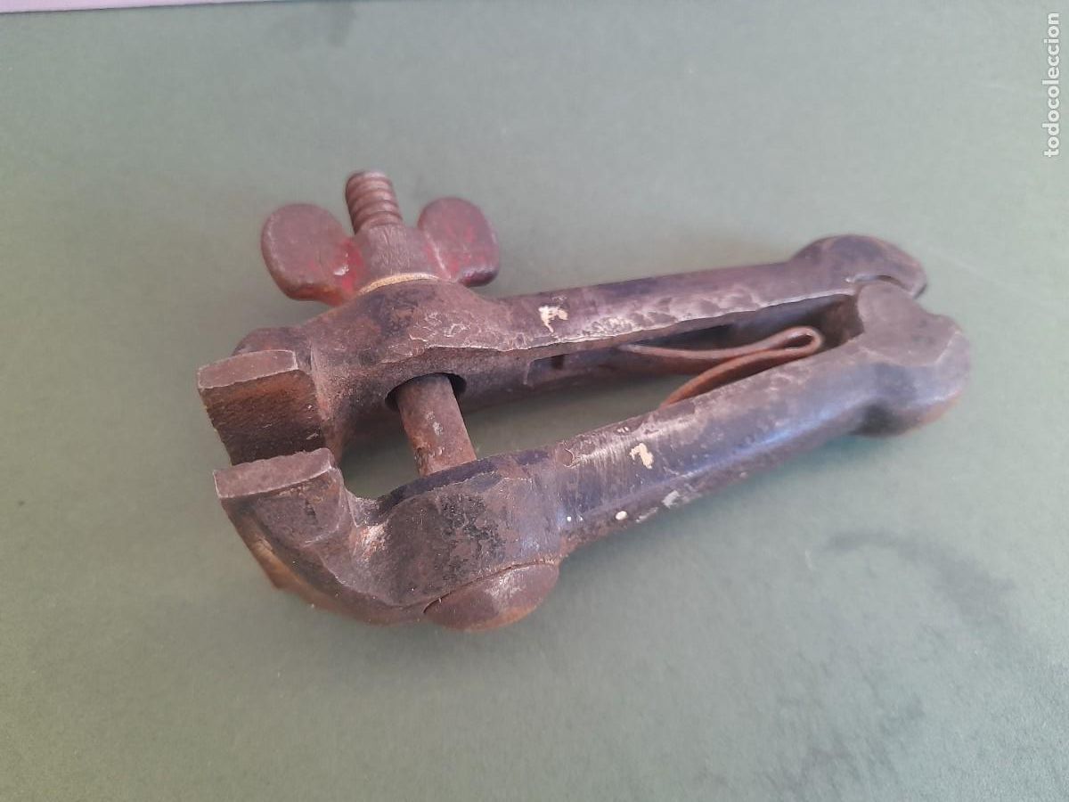 Antig&uuml;edades: peque&ntilde;o tornillo de banco, mordaza, 10cm aprox, ancho boca 3,5cm aprox