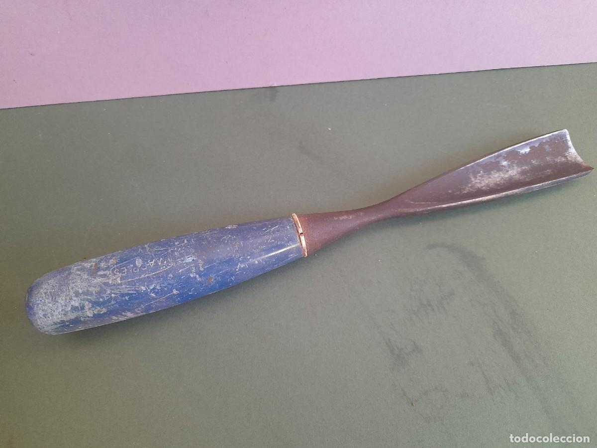 Antig&uuml;edades: gubia marples con corte de 2,5cm aprox, largo 26cm aprox, mango de plastico