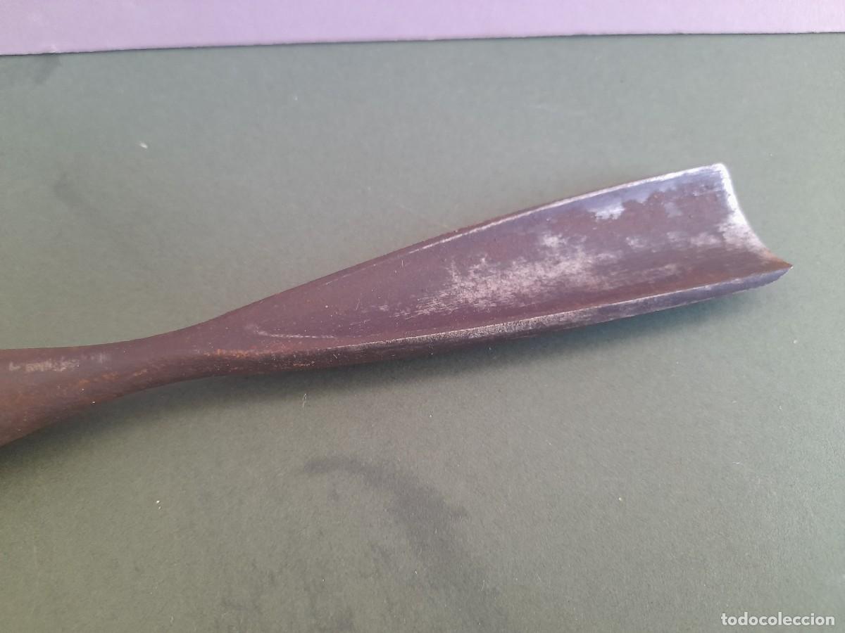 Antig&uuml;edades: gubia marples con corte de 2,5cm aprox, largo 26cm aprox, mango de plastico - Foto 2