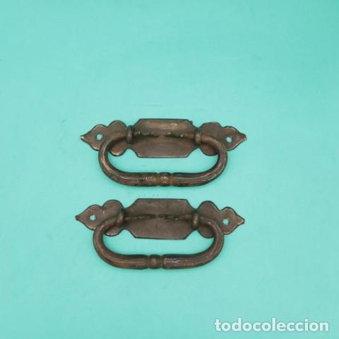 Antig&uuml;edades: Pareja de tiradores de hierro forjado &ndash; Placas con vieira &ndash; Para bargue&ntilde;os y arcas