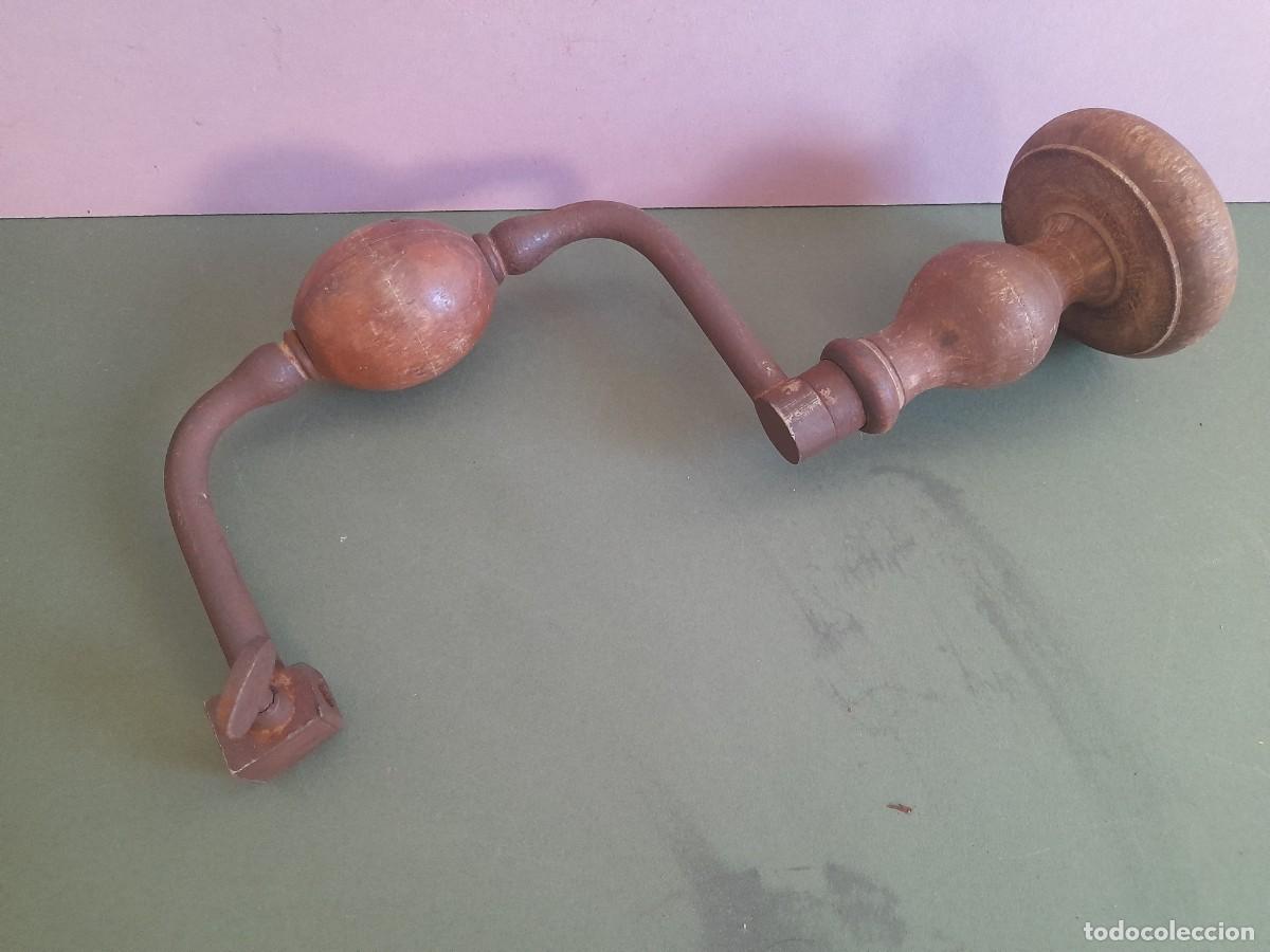 Antig&uuml;edades: antiguo berbiqui de madera y hierro, portabrocas de tornillo, 28cm aprox de largo