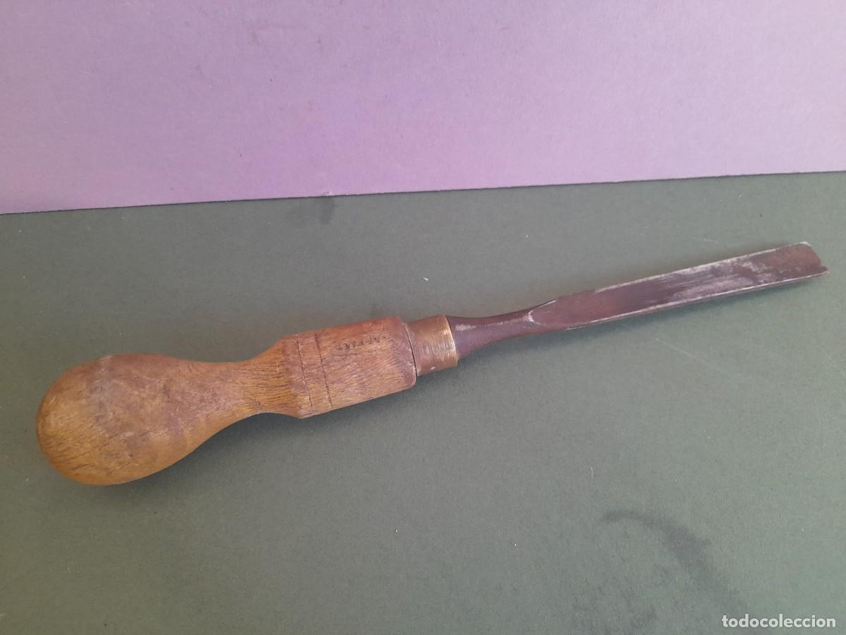 Antig&uuml;edades: gubia con corte de 1.2cm aprox, largo 21cm aprox, fabricante en mango ilegible, puede ser marples