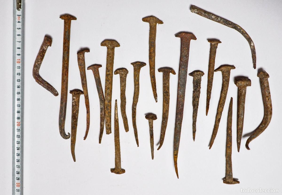 Antig&uuml;edades: 20 Clavos de hierro forjado