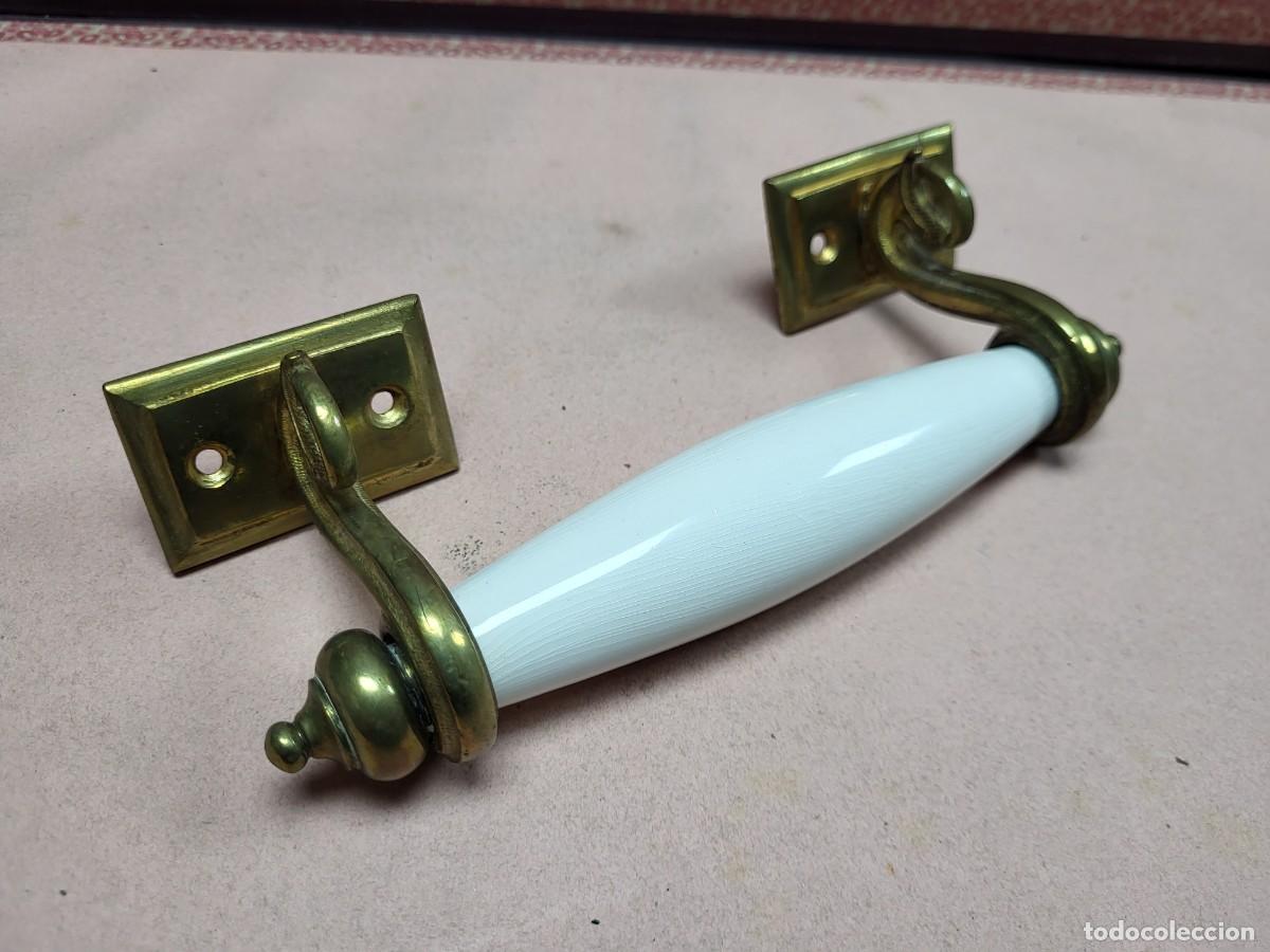 Antig&uuml;edades: ANTIGUO APLIQUE TIRADOR PUERTA MUEBLE BRONCE CERAMICA O PORCELANA