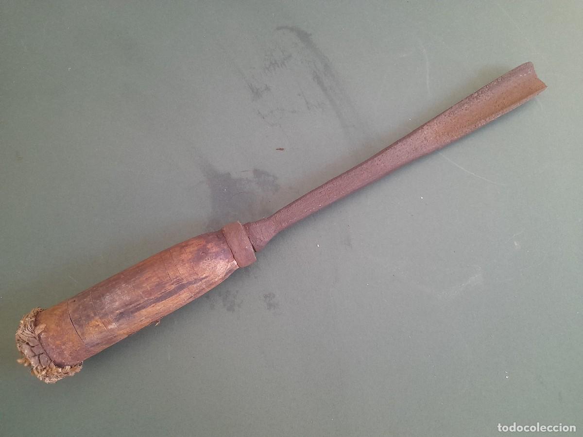 Antig&uuml;edades: gubia largo de hierro y madera, corte 2,2cm aprox, largo 35cm aprox, hierro picado