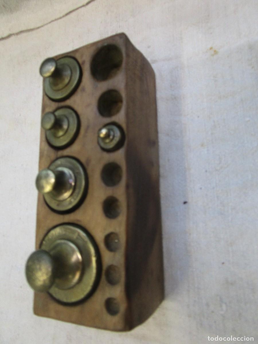 Antig&uuml;edades: CAJETIN CON 5 PONDERALES PESAS BRONCE - 500 200 100 20 y 122gr- RESELLOS DE CONTROL.