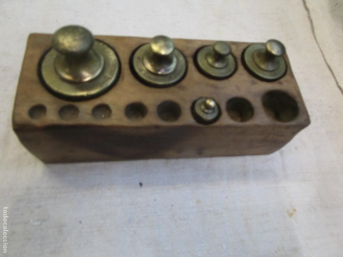 Antig&uuml;edades: CAJETIN CON 5 PONDERALES PESAS BRONCE - 500 200 100 20 y 122gr- RESELLOS DE CONTROL.