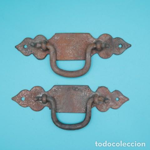 Antig&uuml;edades: ASAS DE HIERRO FORJADO ANTIGUAS &ndash; PAREJA PARA BA&Uacute;LES, ARCAS Y MUEBLE R&Uacute;STICO