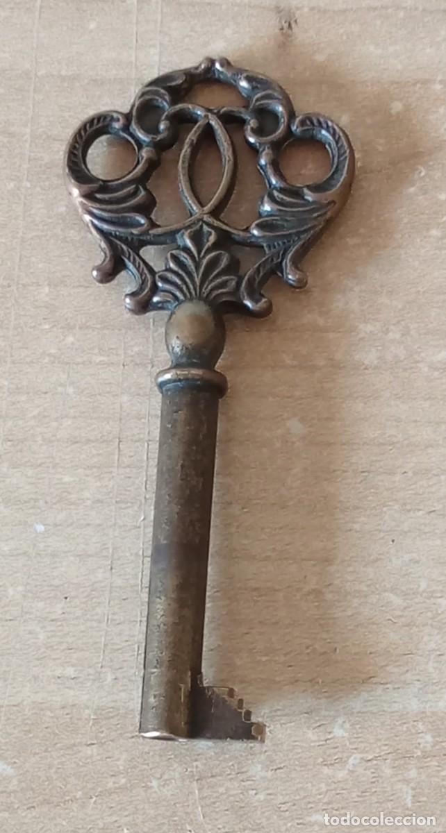 Antig&uuml;edades: llave antigua laton... 7 cm