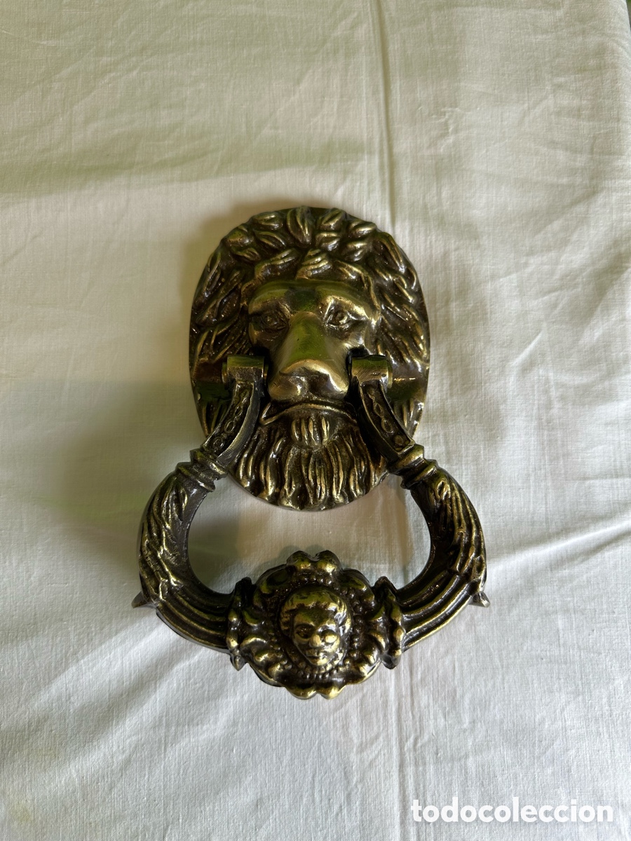 Antig&uuml;edades: Aldaba antigua de puerta cabeza de le&oacute;n en metal macizo estilo cl&aacute;sico