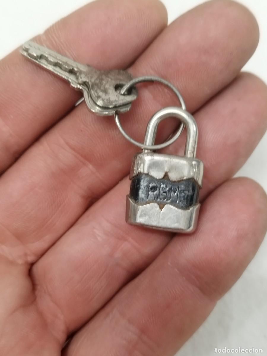 Antig&uuml;edades: Antiguo peque&ntilde;o candado con sus llaves. RGM Espa&ntilde;ol.
