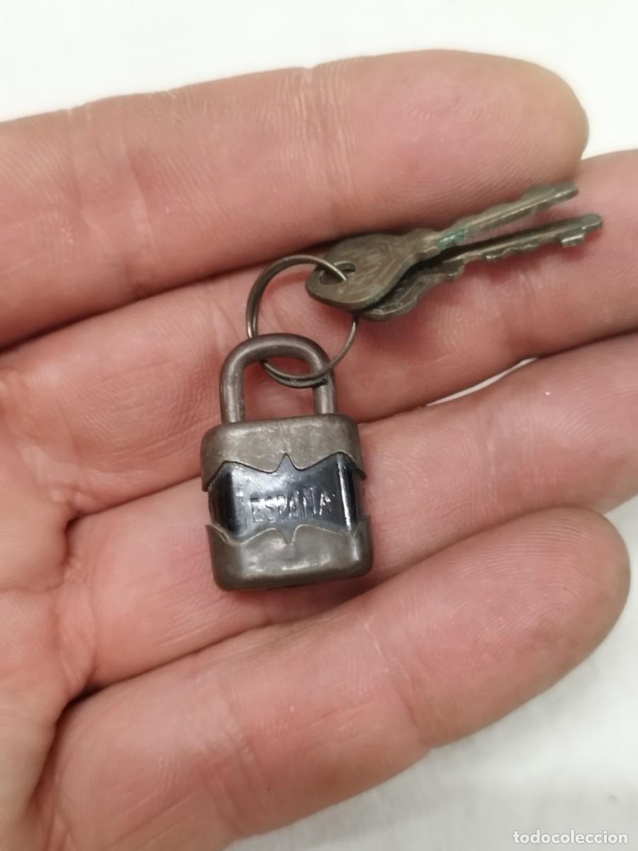 Antig&uuml;edades: Antiguo peque&ntilde;o candado con sus llaves. RGM Espa&ntilde;ol.