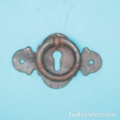 Antig&uuml;edades: Tirador vintage de hierro forjado con bocallave &ndash; anilla met&aacute;lica r&uacute;stica para mueble y restauraci&oacute;n