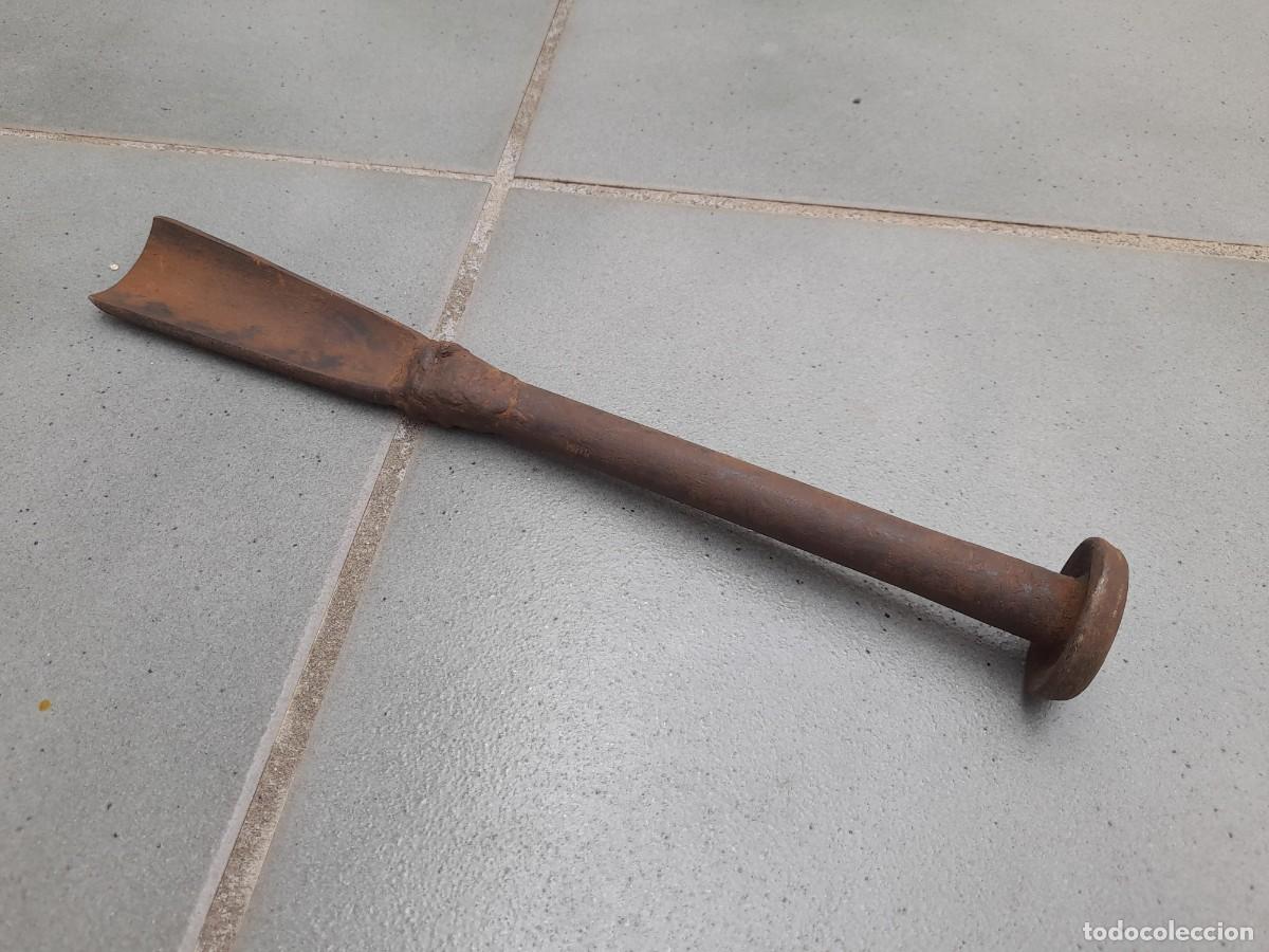 Antig&uuml;edades: gubia grande de hierro, corte 3,5cm aprox, largo 30cm aprox, con soldadura, 539g