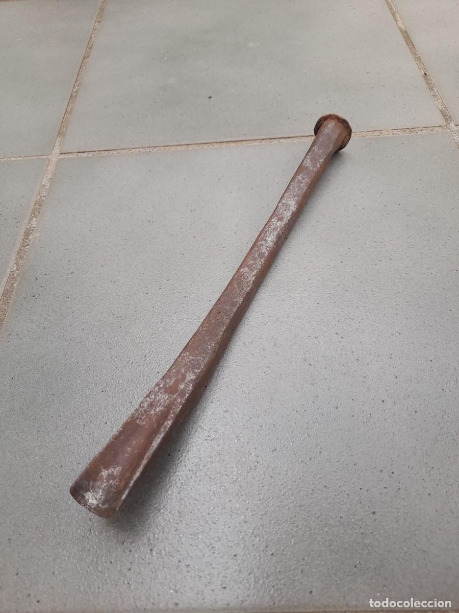 Antig&uuml;edades: gubia grande de hierro, corte 2,2cm aprox, largo 30cm aprox, 515g