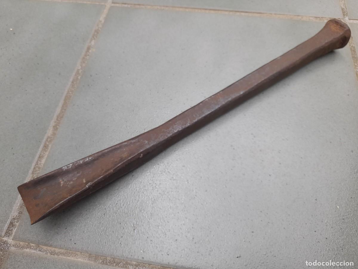 Antig&uuml;edades: gubia grande de hierro, corte 3,5cm aprox, largo 36,5cm aprox, 1067g