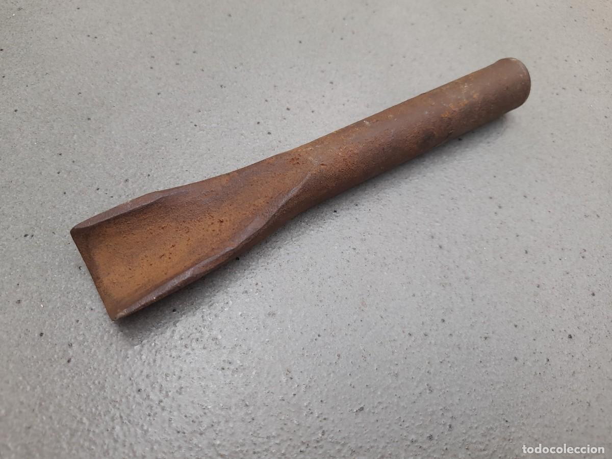 Antig&uuml;edades: gubia de hierro, corte 2,5cm aprox, largo 14,5cm aprox, 209g