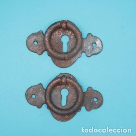 Antig&uuml;edades: Pareja de tiradores vintage de hierro forjado con bocallave &ndash; con anillas met&aacute;lica r&uacute;stica
