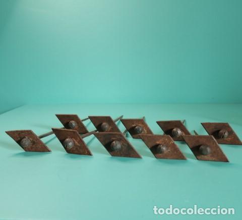 Antig&uuml;edades: Lote de 10 clavos antiguos de forja con placa romboidal &ndash; Herrajes r&uacute;sticos para puerta