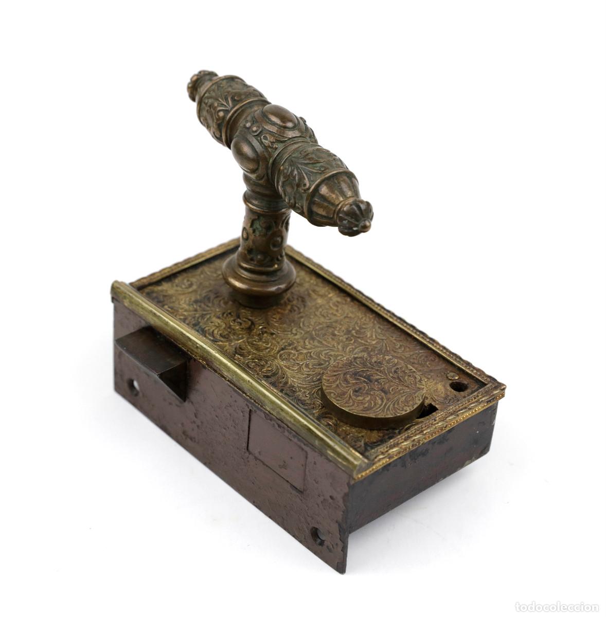 Antig&uuml;edades: Antigua cerradura de metal 11,5cm de ancho x 9,5 de fondo.