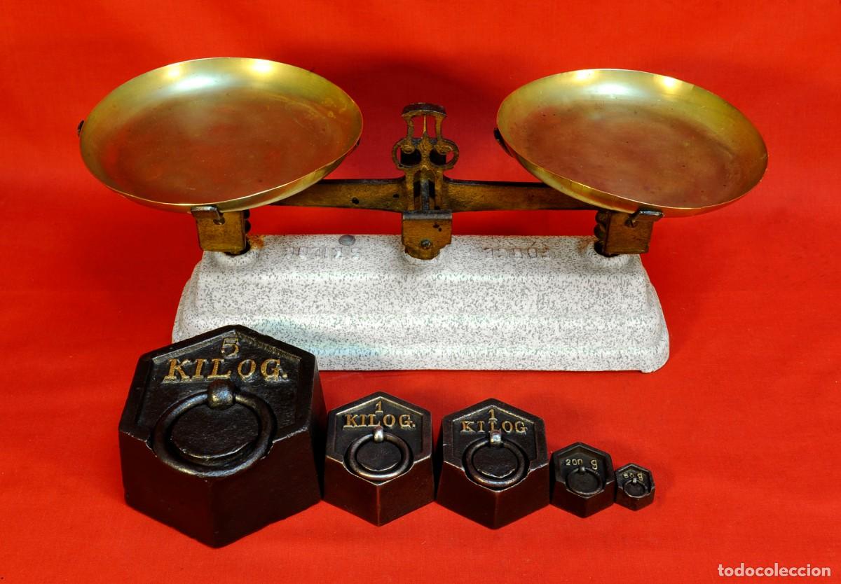 Antig&uuml;edades: Antigua balanza tipo &rdquo;Roverbal&rdquo; francesa de hierro fundido esmaltado (ca.1900-1935) y 5 pesas