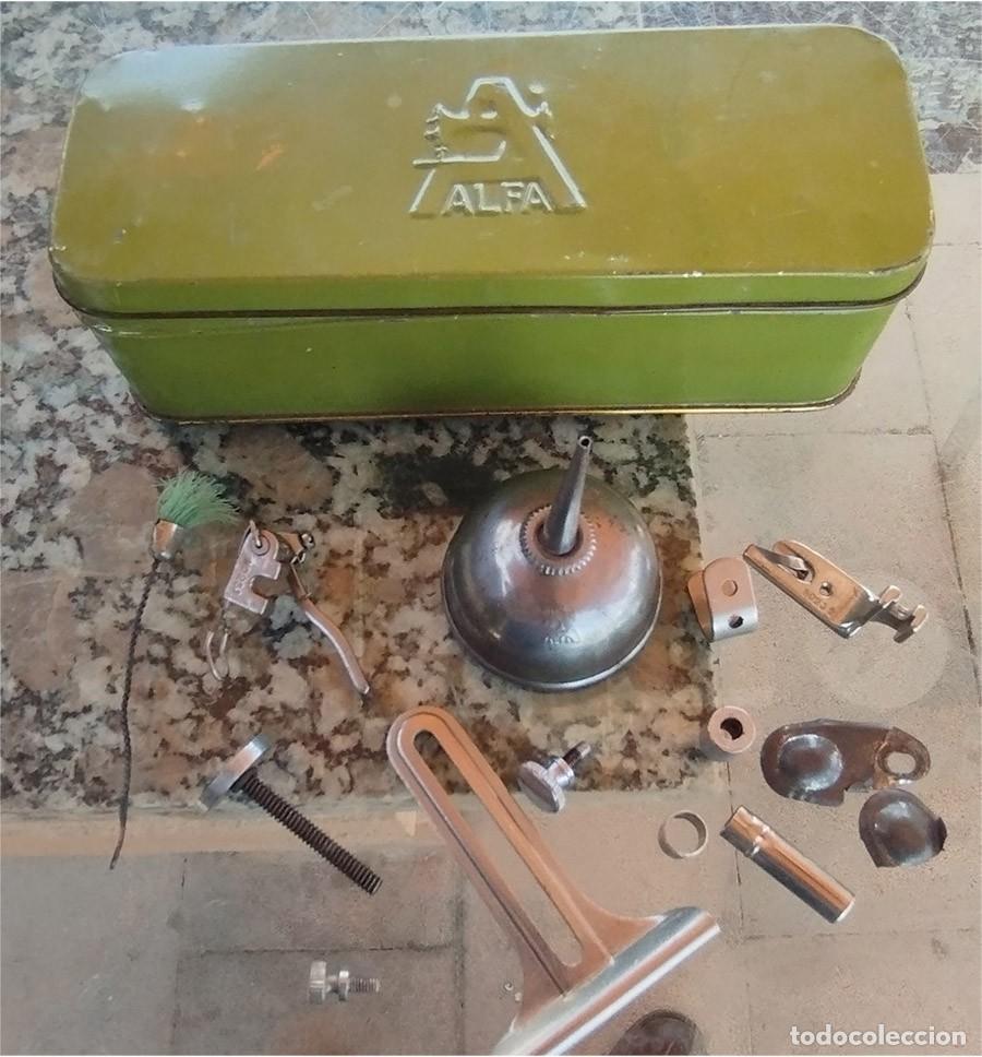 Antig&uuml;edades: ANTIGUA CAJA DE REPUESTOS MAQUINA DE COSER ALFA CON ACEITERA Y 12 REPUESTOS ORIGINALES METAL TROQUEL