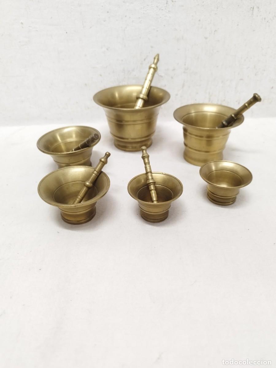 Antig&uuml;edades: Conjunto, coleccion de 6 morteros o almirez de bronce o lat&oacute;n, con 5 manos.
