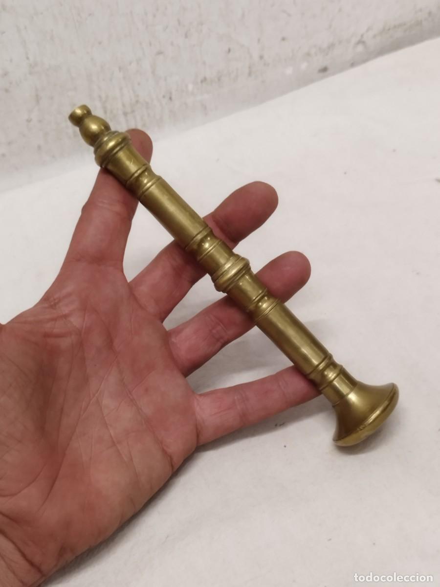 Antig&uuml;edades: Antigua gran mano de mortero o almirez. En bronce o lat&oacute;n.