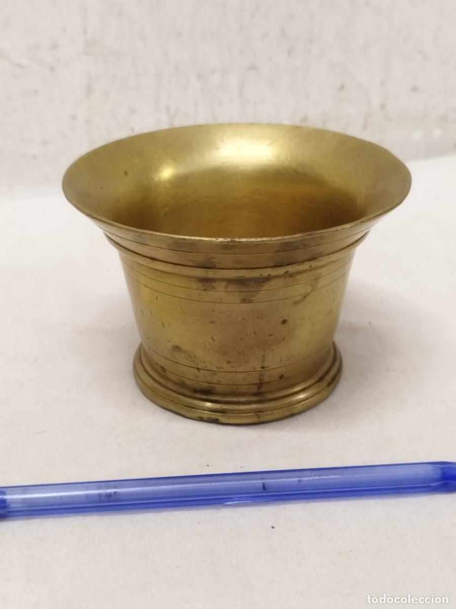 Antig&uuml;edades: Antiguo gran mortero o almirez. En bronce o lat&oacute;n. Sin mano.