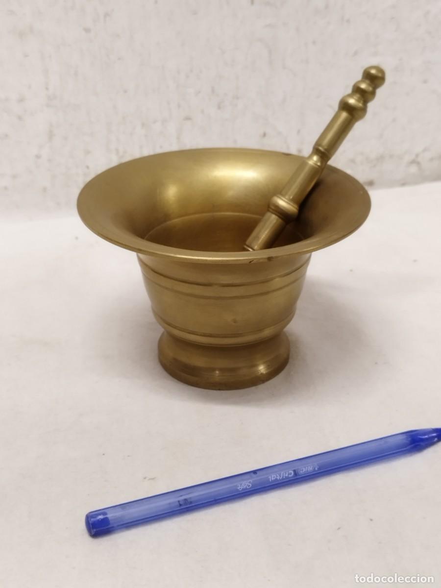 Antig&uuml;edades: Antiguo mortero o almirez. En bronce o lat&oacute;n. Con su mano.
