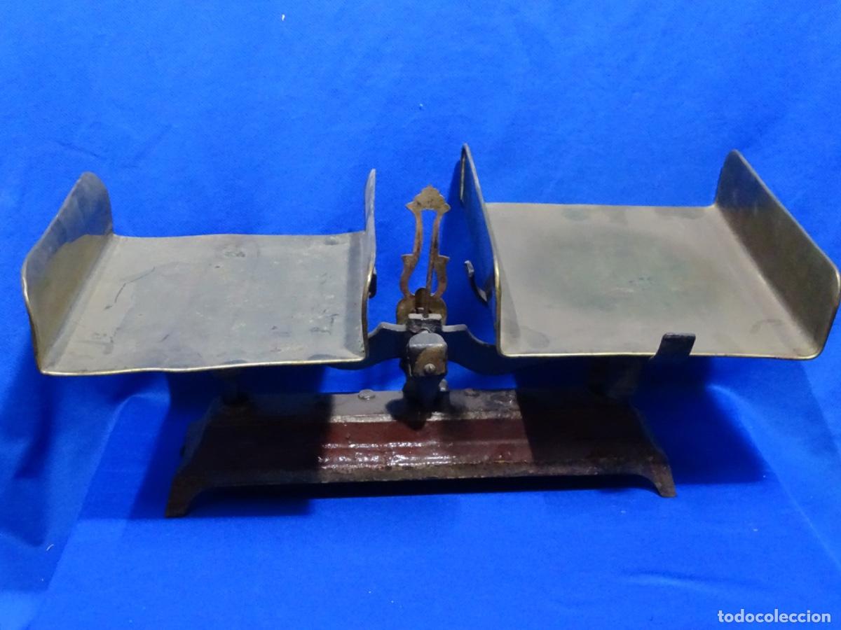 Antig&uuml;edades: ANTIGUA BALANZA METAL CON BANDEJAS DE LAT&Oacute;N.