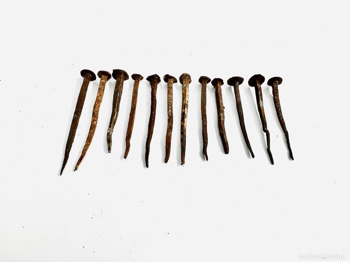 Antig&uuml;edades: LOTE DE CLAVOS RUSTICOS DE HIERRO FORJADO Y CABEZA DE CUADRADA ANTIGUOS CLAVOS DE FORJA