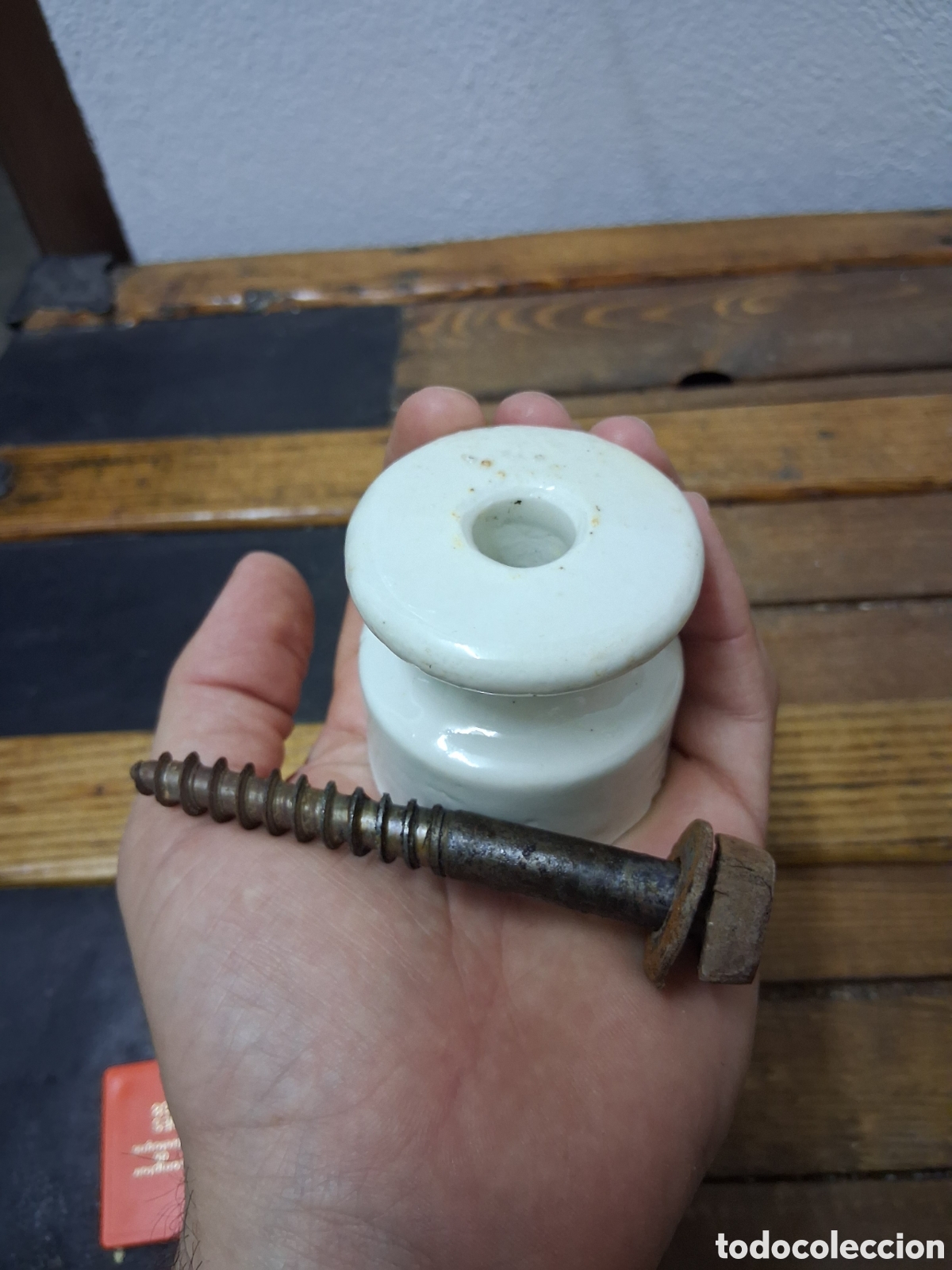 Antig&uuml;edades: Antiguo aislador el&eacute;ctrico electricidad jicara de porcelana con tornillo de hierro