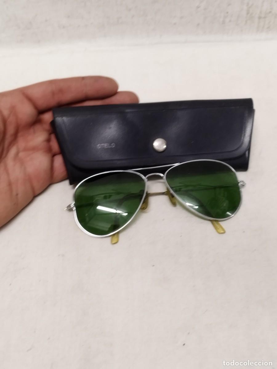 Antig&uuml;edades: Antiguas gafas de sol aviador, cristales de color verde con funda. Marcaje a identificar.