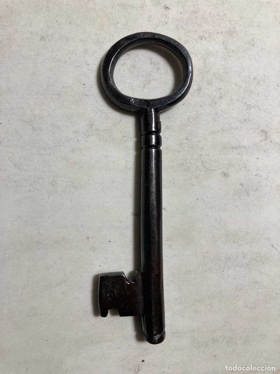Antig&uuml;edades: Llave de hierro forjado. Siglo XVIII. Pieza de colecci&oacute;n.
