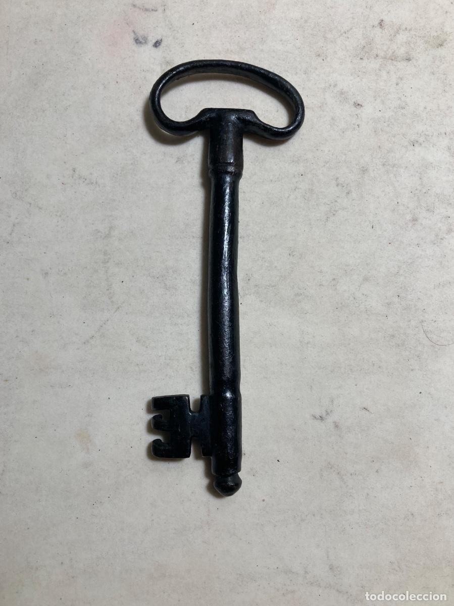 Antig&uuml;edades: Llave de hierro forjado. Siglo XVII-XVIII. Pieza de colecci&oacute;n.