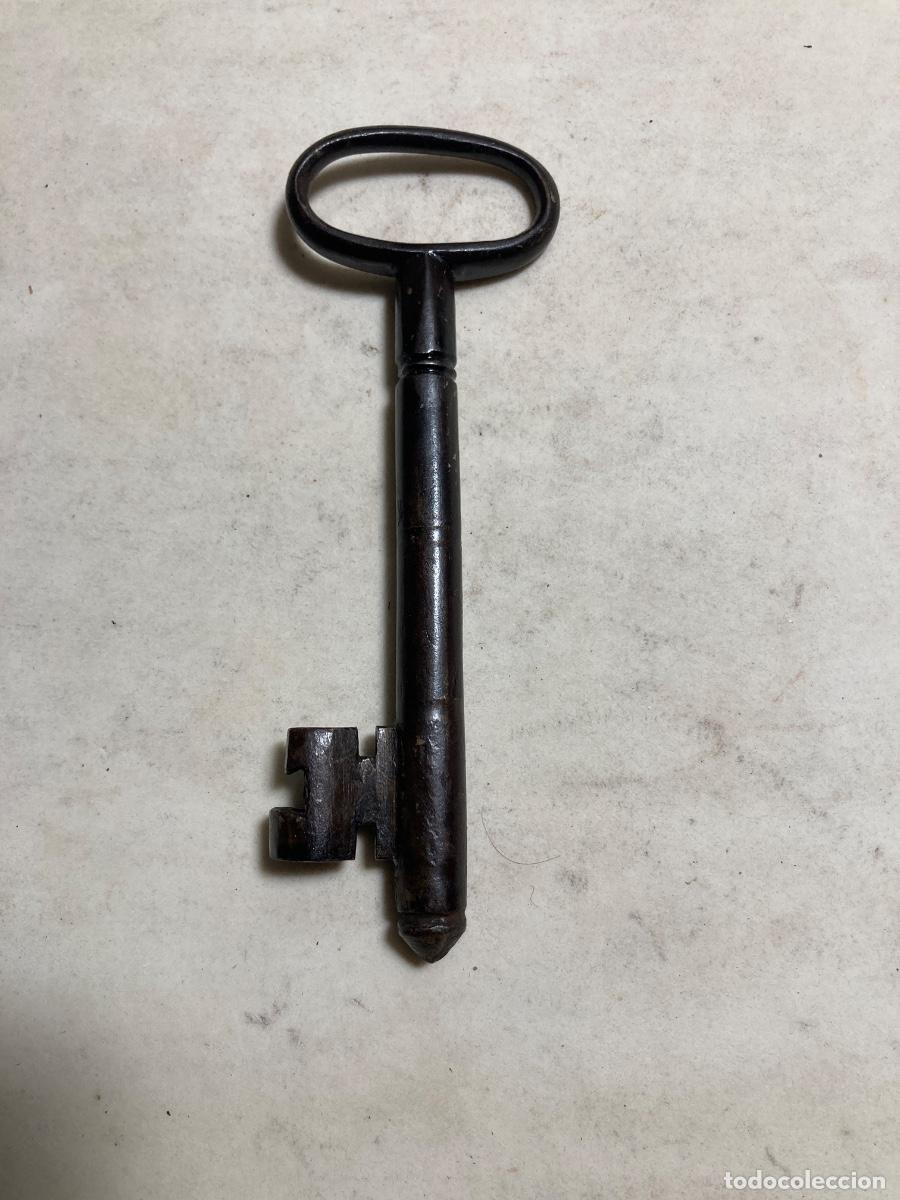 Antig&uuml;edades: Llave de hierro forjado. Siglo XVII-XVIII. Pieza de colecci&oacute;n.