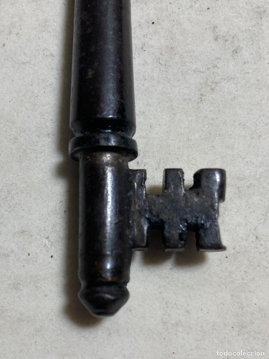Antig&uuml;edades: Llave de hierro forjado. Siglo XVII-XVIII. Pieza de colecci&oacute;n.