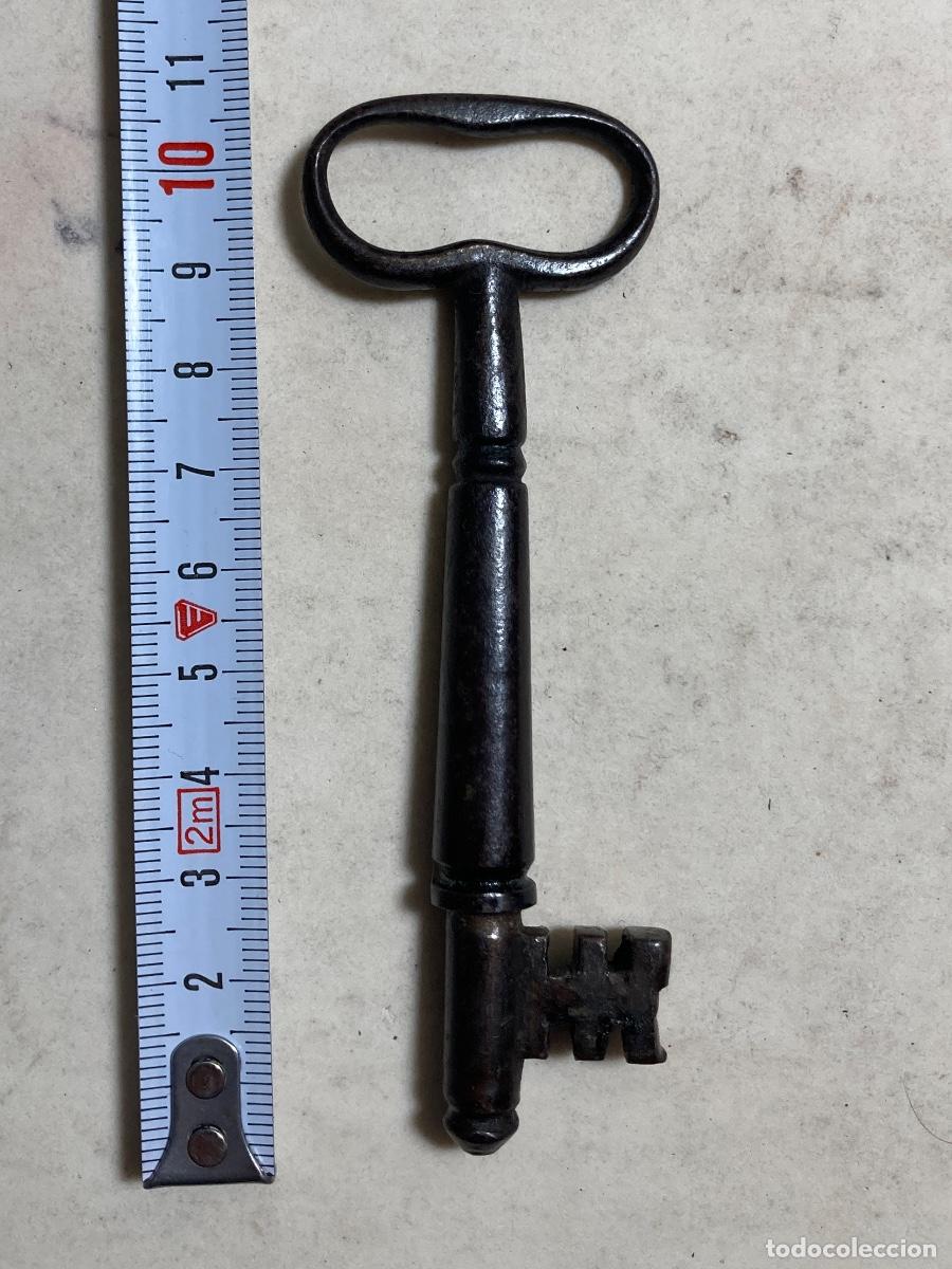 Antig&uuml;edades: Llave de hierro forjado. Siglo XVII-XVIII. Pieza de colecci&oacute;n.