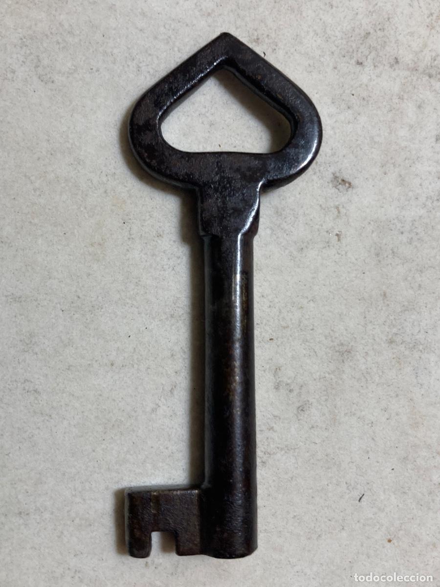 Antig&uuml;edades: Llave de hierro forjado. Siglo XIX. Pieza de colecci&oacute;n.