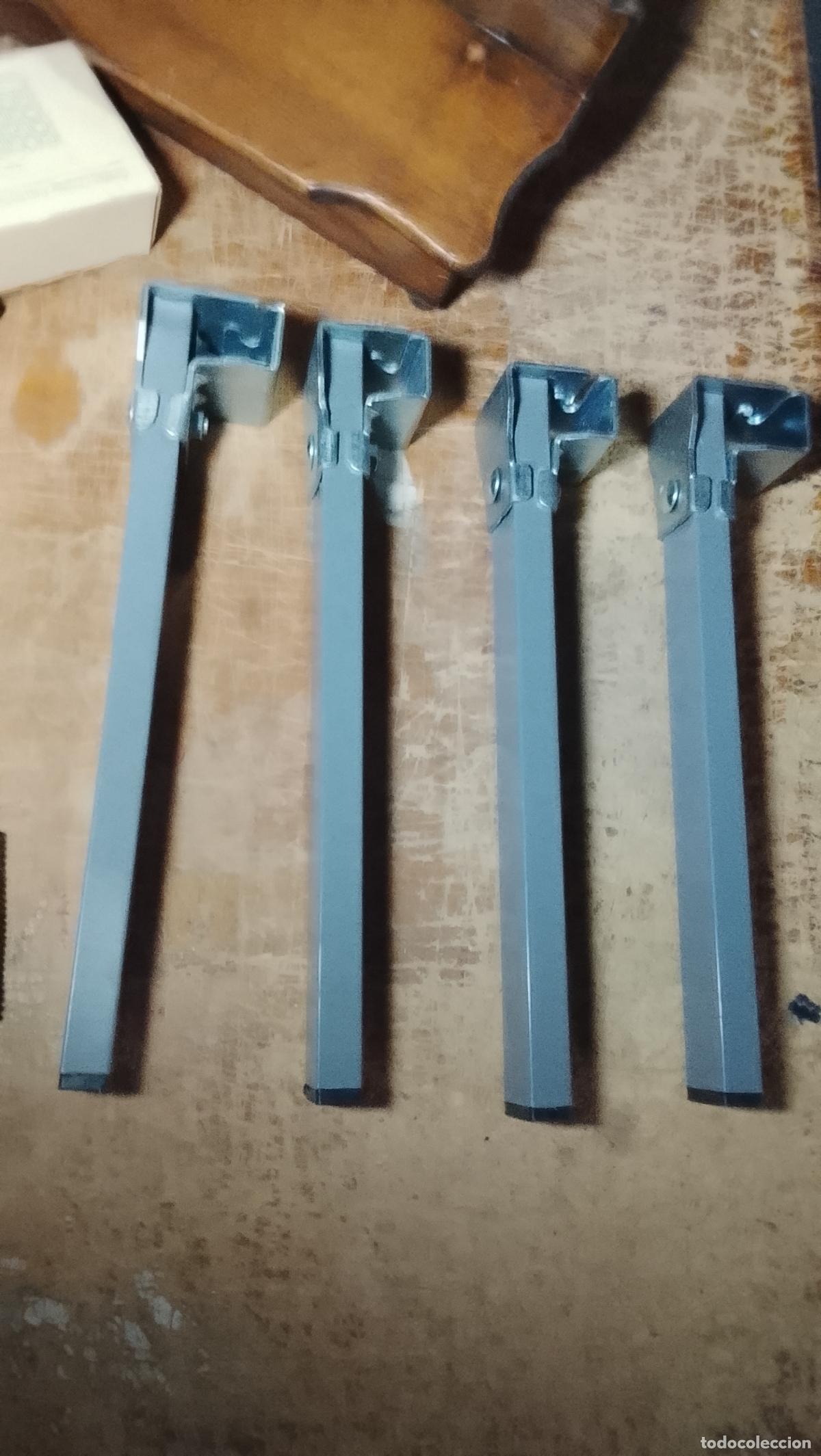 Antig&uuml;edades: 4 antiguas patas de somier de hierro para camas desmontables.