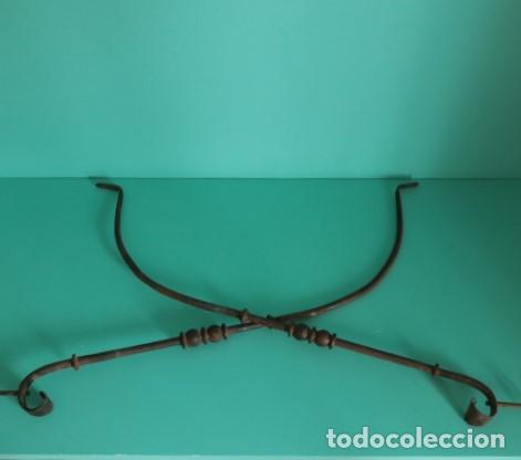 Antig&uuml;edades: Pareja de fiadores cruzados de hierro forjado para mesa grande &ndash; Tirantes vintage con marcollas.
