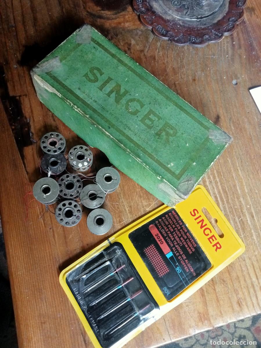 Antig&uuml;edades: ANTIGUA CAJA SINGER DE CART&Oacute;N CON AGUJAS Y PIEZAS