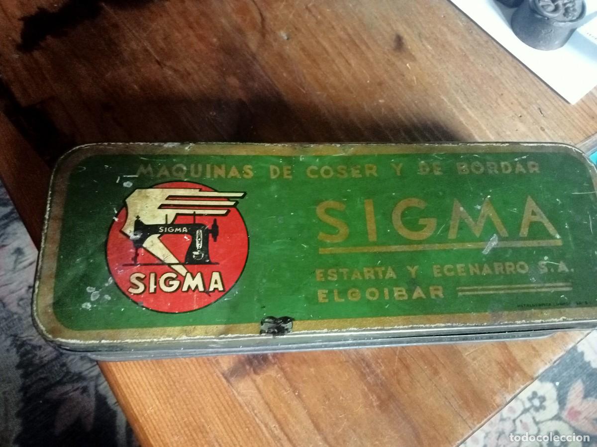 Antig&uuml;edades: ANTIGUA CAJA DE LATA LITOGRAFIADA DE M&Aacute;QUINAS DE COSER Y BORDAR SIGMA