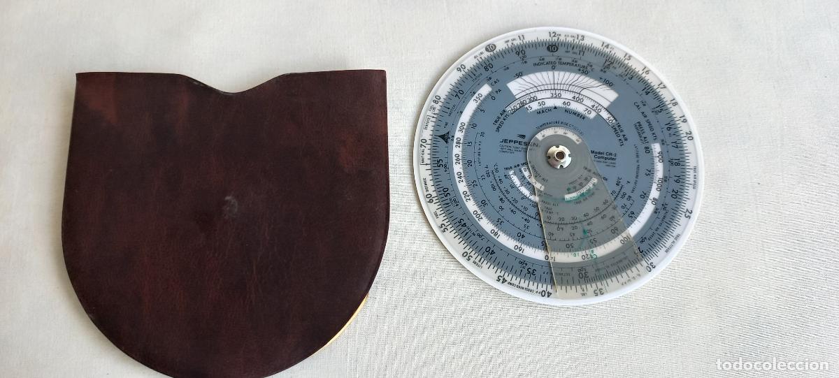 Antig&uuml;edades: Regla de c&aacute;lculo circular Jeppesen Modelo CR-3 Computer, 1955, para navegaci&oacute;n a&eacute;rea, con funda.
