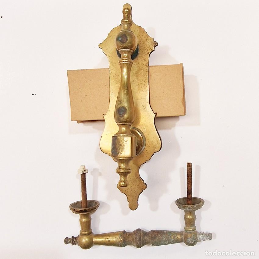 Antig&uuml;edades: ANTIGUO LLAMADOR ALDAB&Oacute;N Y TIRADOR ASA EN LAT&Oacute;N MACIZO. ESTILO BARROCO. SIGLO XIX/XX. MUY RARO.